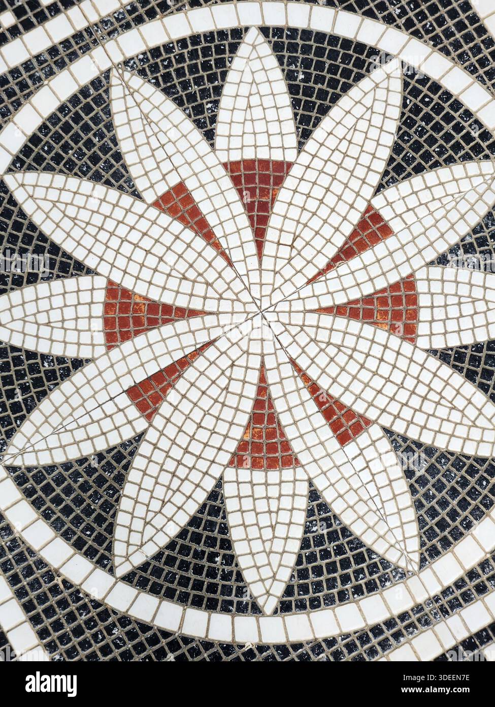 Piastrelle decorative a mosaico vintage di colore marrone, bianco e nero Foto Stock