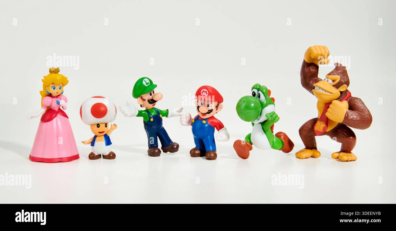 Simpatiche statuette giocattolo dei famosi personaggi dei videogiochi Super Mario Bros Crew su sfondo bianco Foto Stock