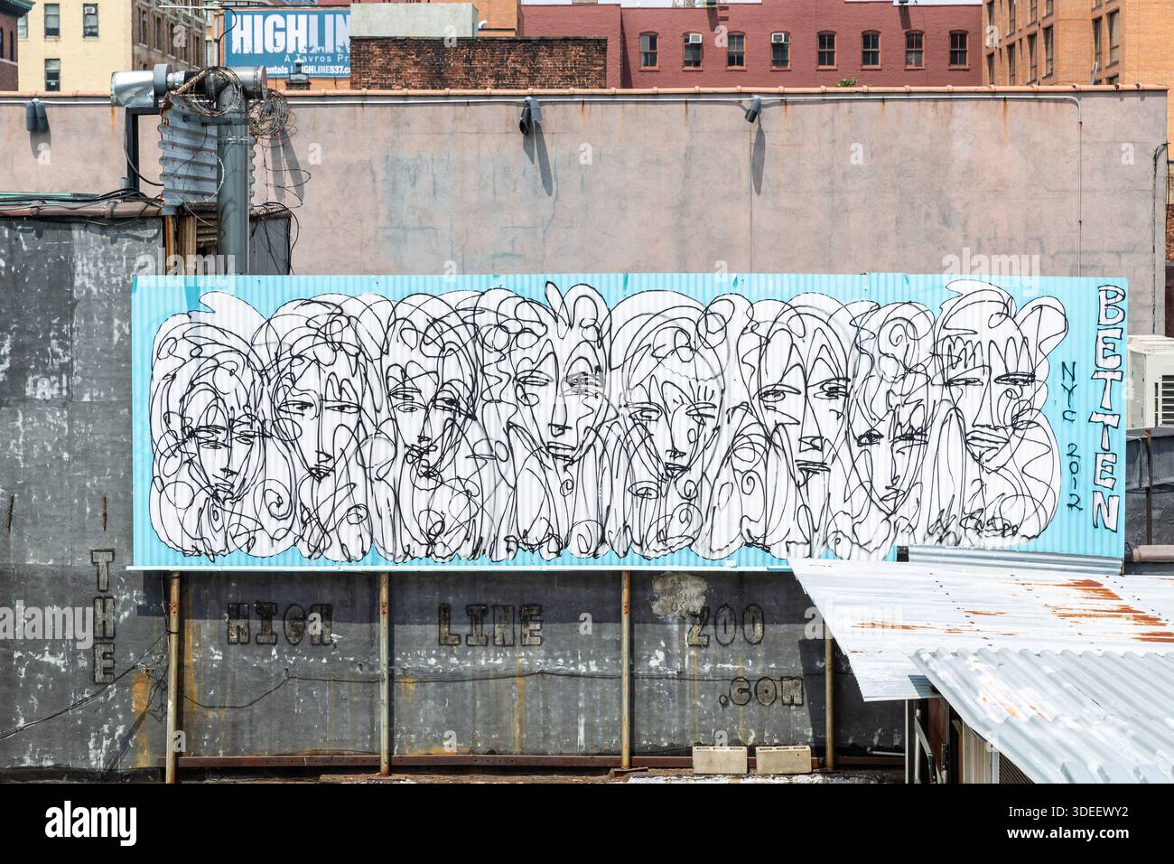Graffiti sotto forma di Street art, ai margini di un parcheggio, visti dall'High Line Park, New York Foto Stock