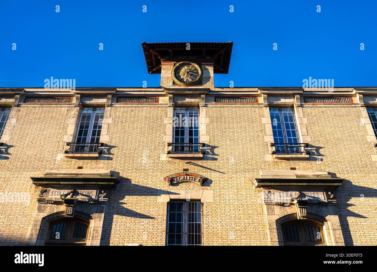 L'edificio storico del College Josephine Baker si trova a Saint-Ouen-sur-Seine, in Francia. L'architettura Brick presenta iscrizioni per ragazzi e ragazze schoo Foto Stock