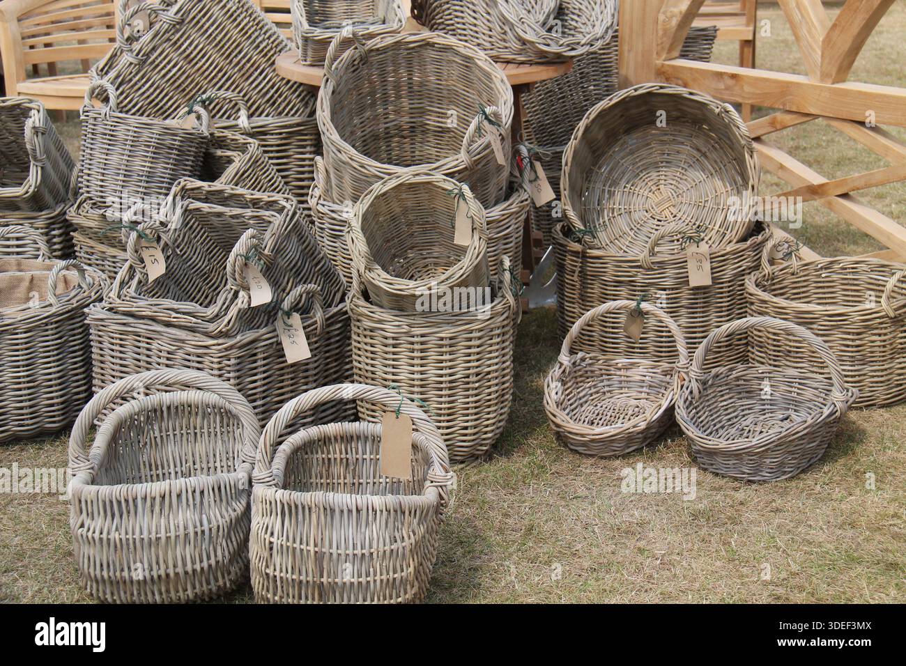 Un'esposizione di cestelli in vimini tradizionali in vendita. Foto Stock