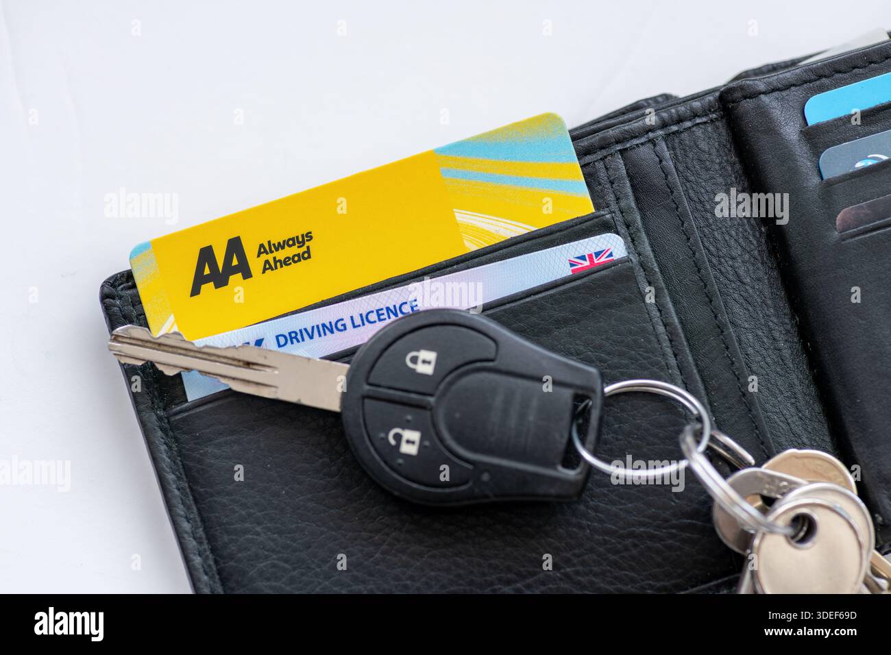 Londra. Regno Unito - 5 gennaio 2026. Una tessera AA per l'assistenza stradale e una patente di guida in una borsa con la chiave dell'auto sopra. Foto Stock