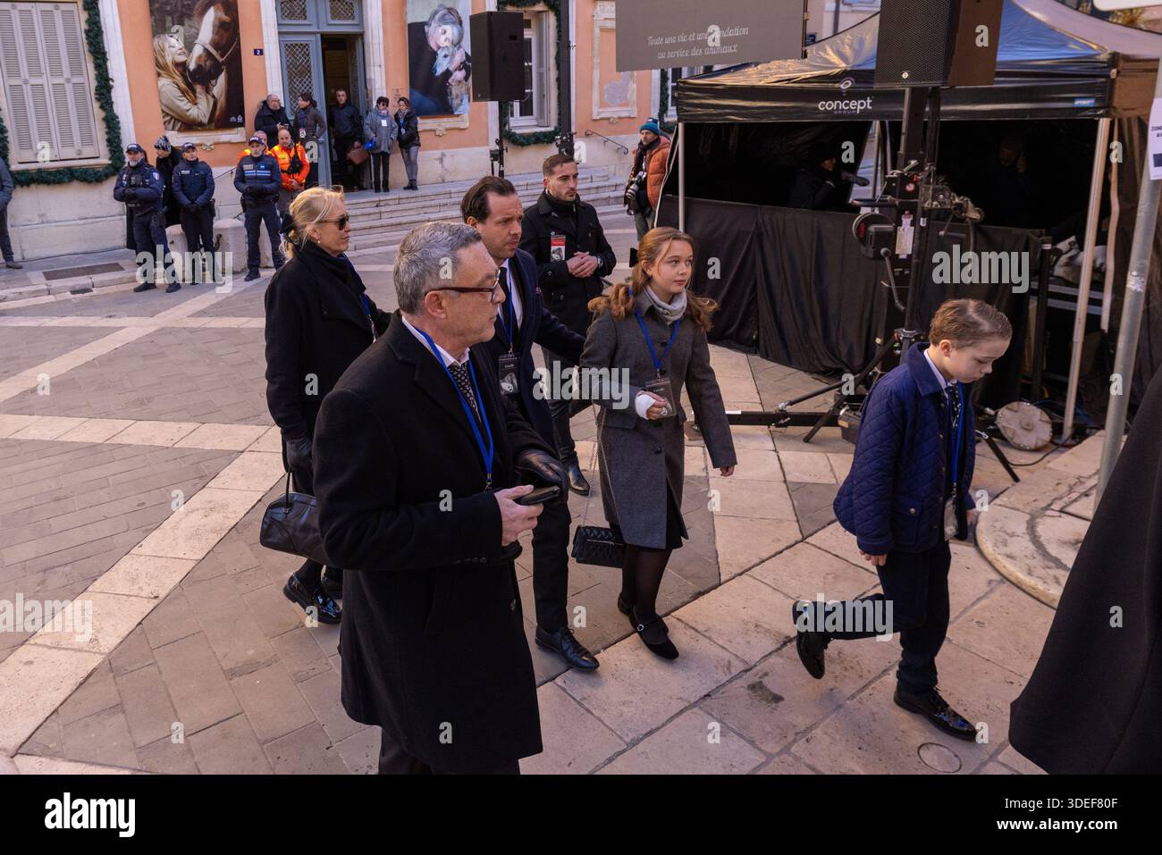 Saint Tropez, Francia. 7 gennaio 2026. © PHOTOPQR/LA PROVENCE/Gilles BADER ; Saint Tropez ; 07/01/2026 ; Obseques de Brigitte Bardot a Saint Tropez Thea Charrier, la petite fille de Brigitte Bardot, et ses petits enfants Brigitte Bardot Funerals a Saint Tropez, Francia crediti: MAXPPP/Alamy Live News Foto Stock