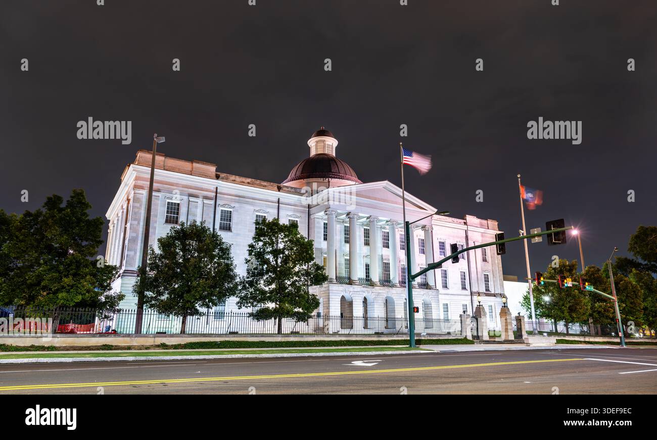 L'Old Capitol Museum si trova a Jackson, Mississippi, Stati Uniti. La storica architettura revival greca presenta la cupola e le colonne di pietra illuminate da luci Foto Stock
