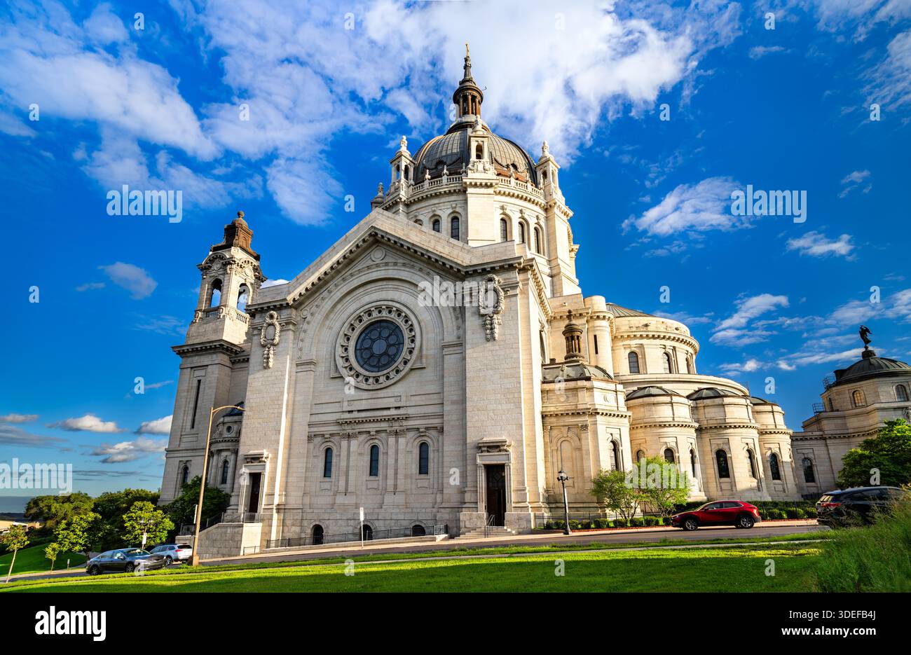 La cattedrale di Saint Paul si trova nel Minnesota, Stati Uniti. La storica architettura rinascimentale classica presenta l'imponente cupola in rame e la facciata in pietra di Cat Foto Stock