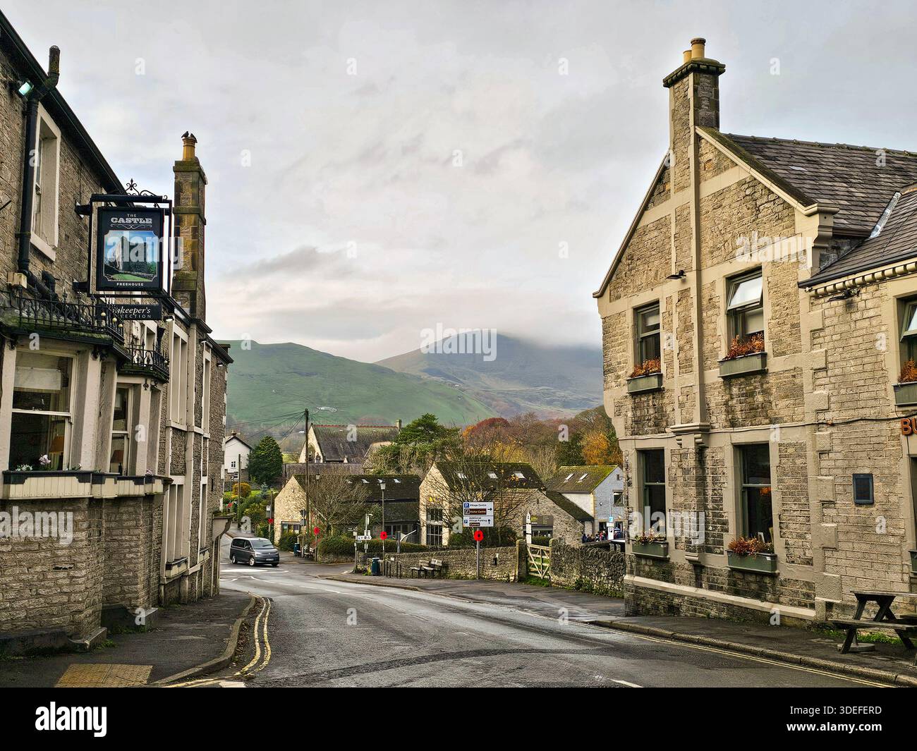 Castleton, Peak District, Derbyshire. Vista di Mam Tor in lontananza. Foto Stock