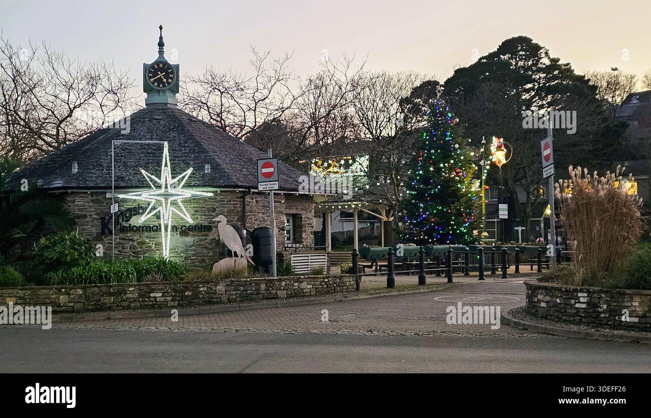 Mercato all'aperto di Kingsbridge Quay e centro informazioni a Natale Foto Stock