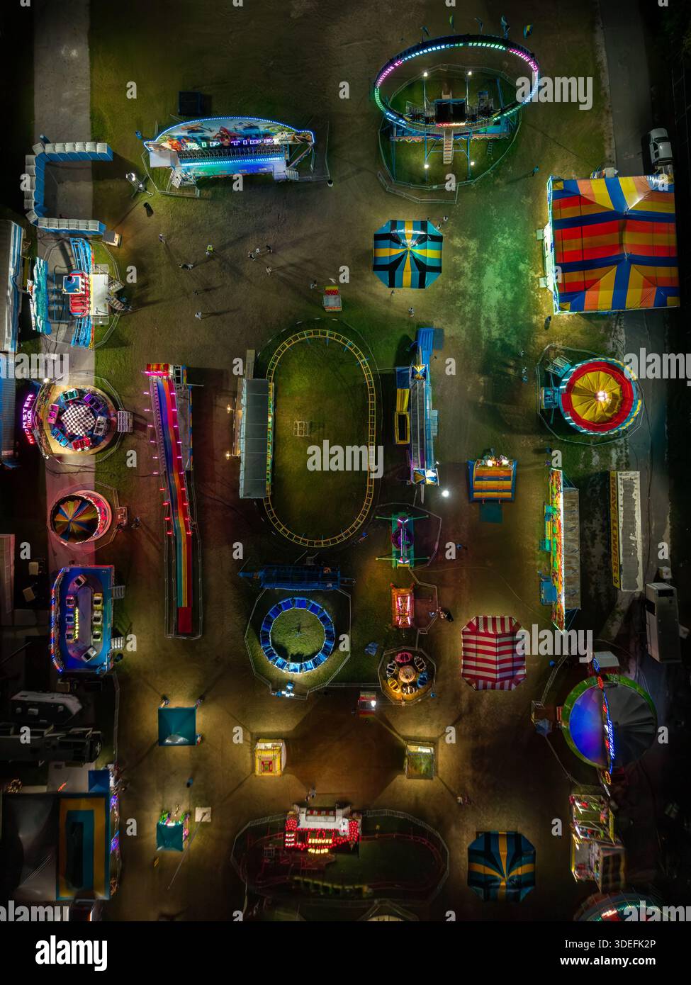 Vista aerea di una zona fieristica illuminata da colori vivaci e giostre emozionanti sotto il cielo notturno, Nassau, Bahamas. Foto Stock