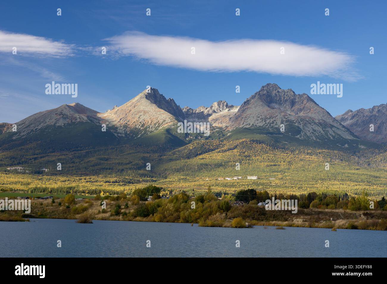 Vista aerea delle maestose montagne incontra il tranquillo lago sotto un vasto cielo, Poprad, regione di Prešov, Slovacchia. Foto Stock