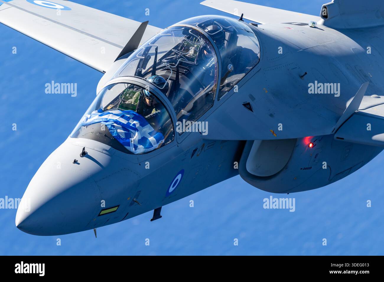 Immagine aria-aria di Leonardo Alenia Aermacchi M-346B Master dell'Aeronautica militare ellenica durante la Athens Flying Week 2025. Il jet trainer avanzato viene utilizzato per l'addestramento da caccia con guida in entrata e dispone di sedili tandem e un cockpit completamente in vetro. L'M-346B è alimentato da due motori turbofan Honeywell F124-GA-200 e incorpora comandi fly-by-wire, avionica moderna e sistemi di addestramento incorporati. Foto Stock