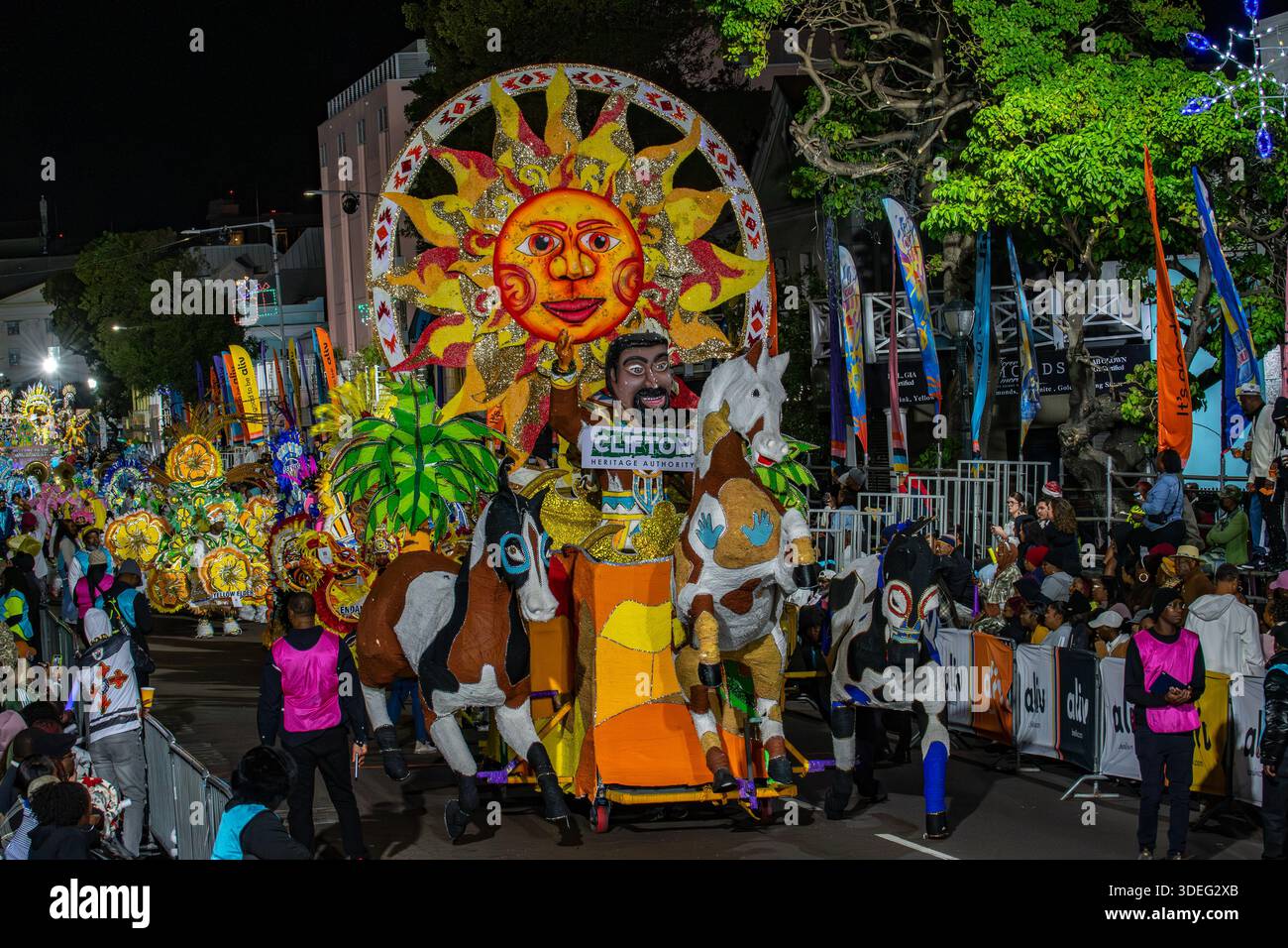 Nassau, Bahamas - 1 gennaio 2026: Vista della vibrante sfilata del Jankanoo Festival, mentre costumi colorati e carri allegorici illuminano la notte con d Foto Stock