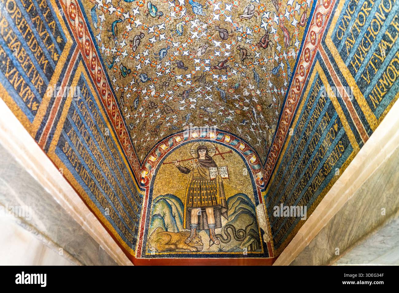 Intricato soffitto a mosaico con temi religiosi e storici. Foto Stock