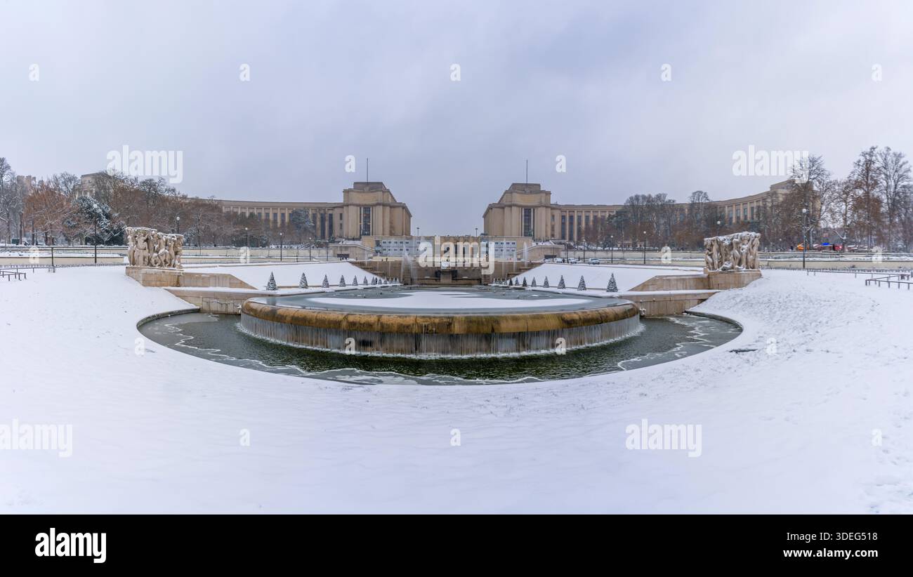 Parigi, Francia - 01 07 2026: Fiocchi di neve. Vista panoramica dei giardini del Trocadero, della fontana di Varsavia e degli edifici sulla Joseph-Wresinski Esplanade behi Foto Stock