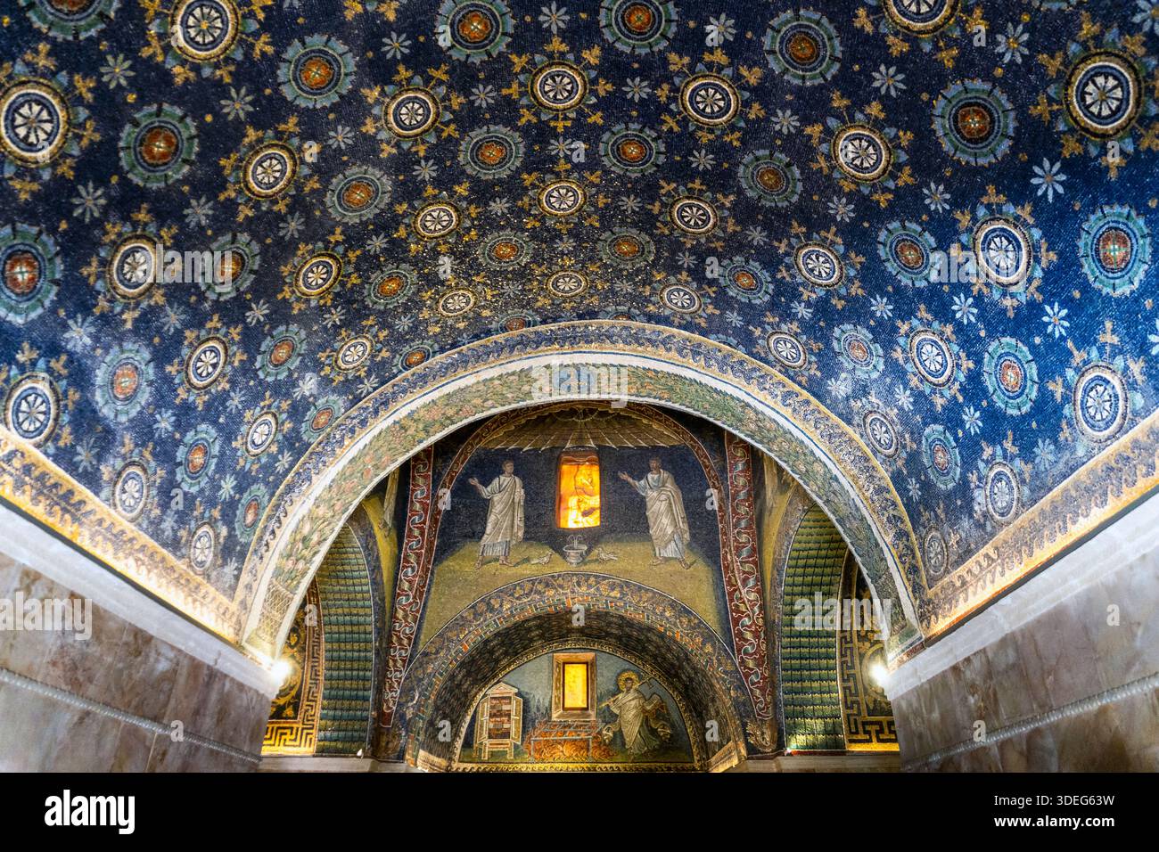 Intricato soffitto a mosaico con figure religiose e motivi a stella. Foto Stock