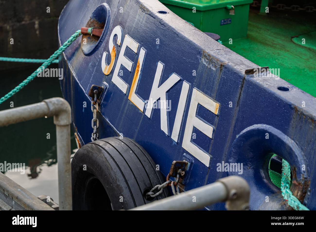 La barca da draga Selkie è ormeggiata a Buckie Harbour. La barca si sta preparando per il suo prossimo compito. Il Consiglio Moray gestisce questa nave in Scozia. Foto Stock