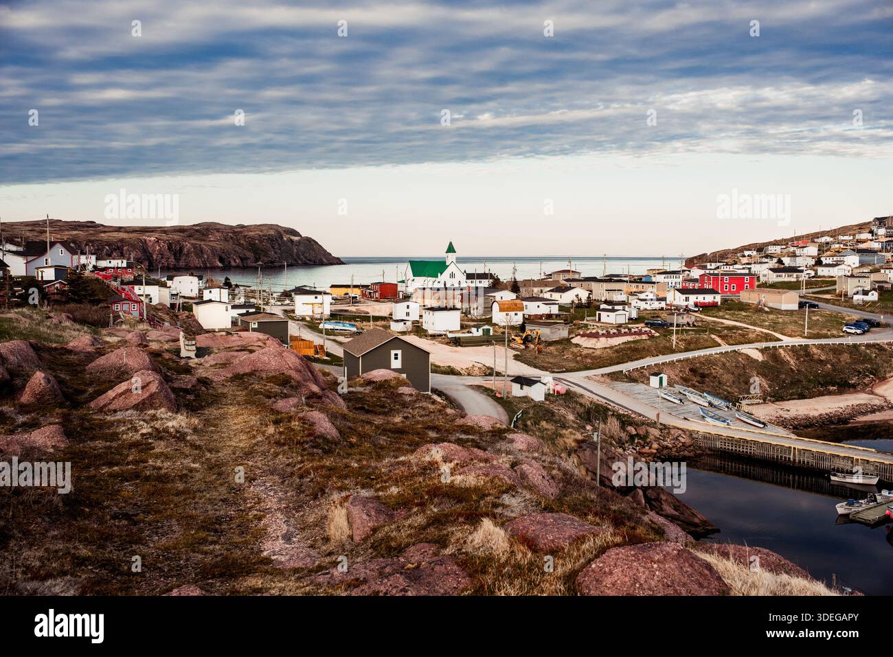 Ammira la comunità costiera esterna di Bay de Verde a Terranova e Labrador, Canada, mostrando case in collina, una chiesa e il porto Foto Stock