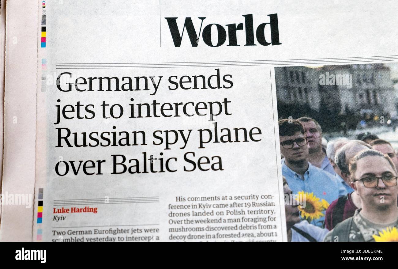 "La Germania invia jet per intercettare l'aereo spia russo sul Mar Baltico" testata del quotidiano The Guardian Russia spionaggio articolo 22 settembre 2025 Londra Regno Unito Foto Stock