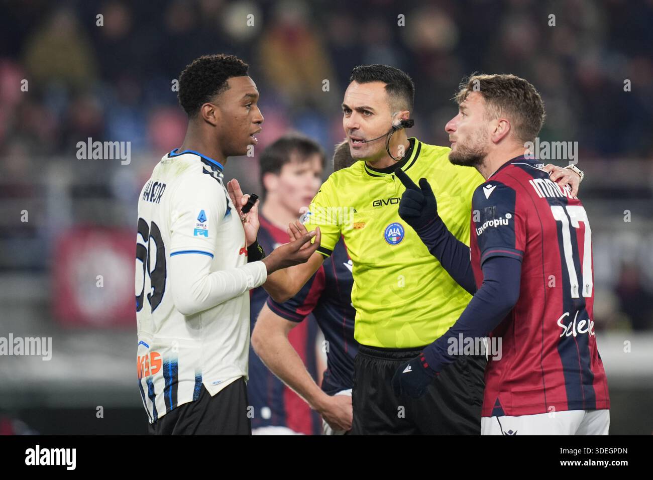 Bologna, Italia. 7 gennaio 2026. Il Ciro immobile di Bologna e l'arbitro Marco di bello gridano le istruzioni all'onesto Ahanor di Atalanta durante la partita di calcio di serie A tra Bologna e Atalanta allo Stadio Renato DallÕAra di Bologna - mercoledì 7 gennaio 2026 - (foto di massimo Paolone/LaPresse) credito: LaPresse/Alamy Live News Foto Stock