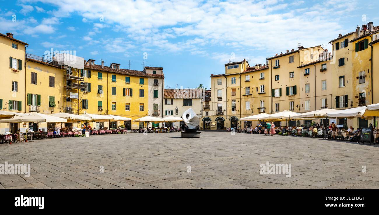 Piazza dell'Anfiteatro è una piazza pubblica nel quadrante nord-est del centro murato di Lucca, regione Toscana, Italia. Foto Stock