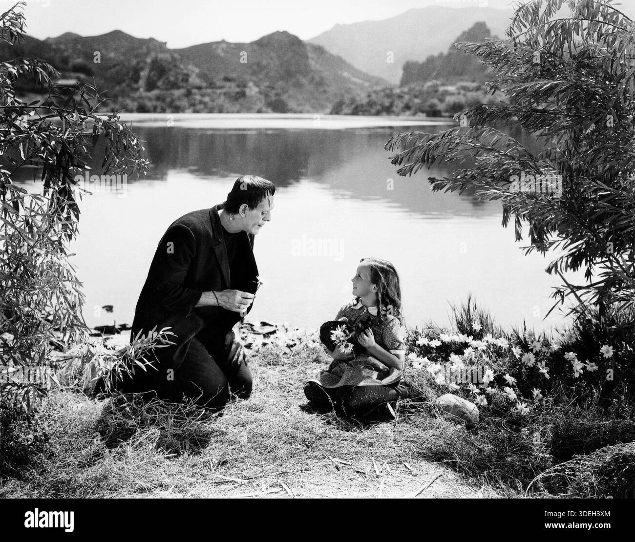 BORIS KARLOFF interpreta il mostro e MARILYN HARRIS interpreta Maria in FRANKENSTEIN 1931 regista JAMES, romanzo di BALENA MARY SHELLEY sceneggiatura GARRETT FORT e FRANCIS FARAGOH Cinematography ARTHUR EDESON Make-up JACK PIERCE Universal Pictures Foto Stock