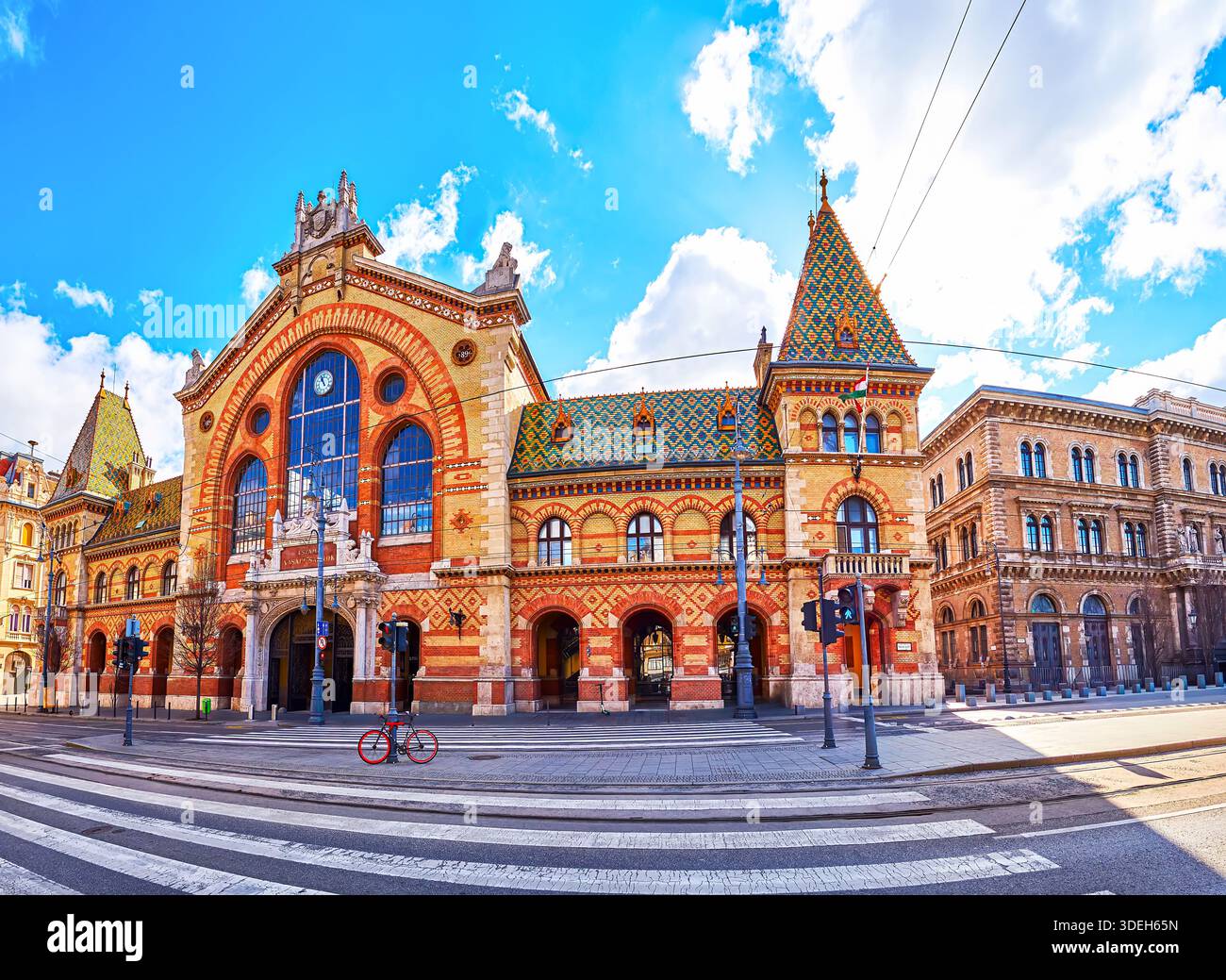 Panorama della facciata del mercato centrale storico ornato in Piazza Fovam, Pest, Budapest, Ungheria Foto Stock