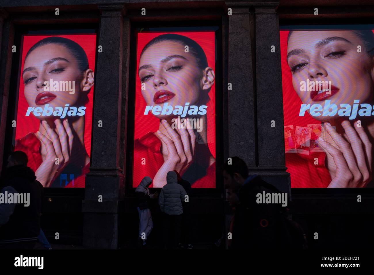 Madrid, Spagna. 7 gennaio 2026. Questo 7 gennaio, una volta terminate le vacanze natalizie a Madrid, iniziano i saldi invernali sia nei negozi grandi che piccoli. Crediti: D. Canales Carvajal/Alamy Live News Foto Stock