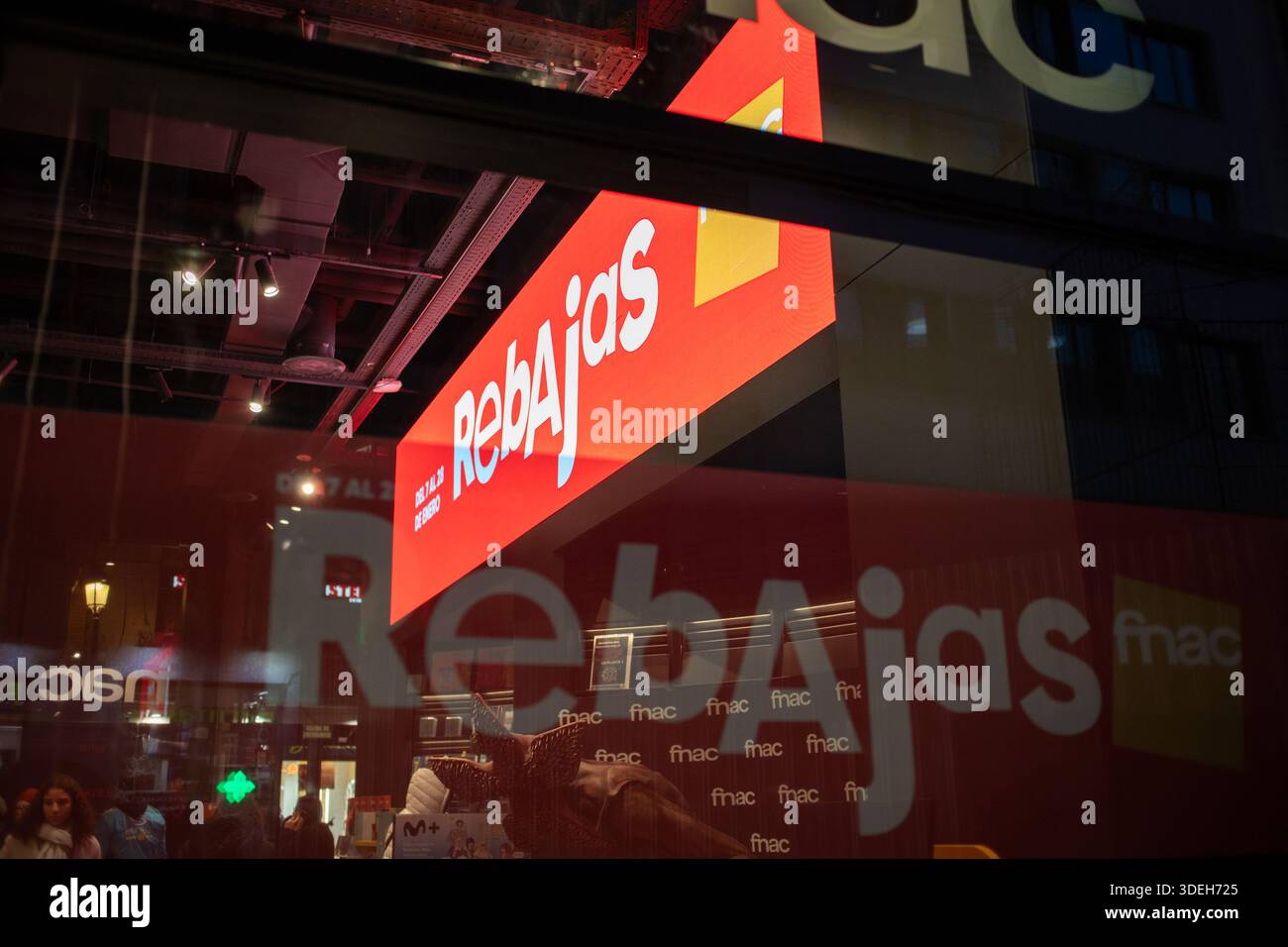 Madrid, Spagna. 7 gennaio 2026. Questo 7 gennaio, una volta terminate le vacanze natalizie a Madrid, iniziano i saldi invernali sia nei negozi grandi che piccoli. Crediti: D. Canales Carvajal/Alamy Live News Foto Stock