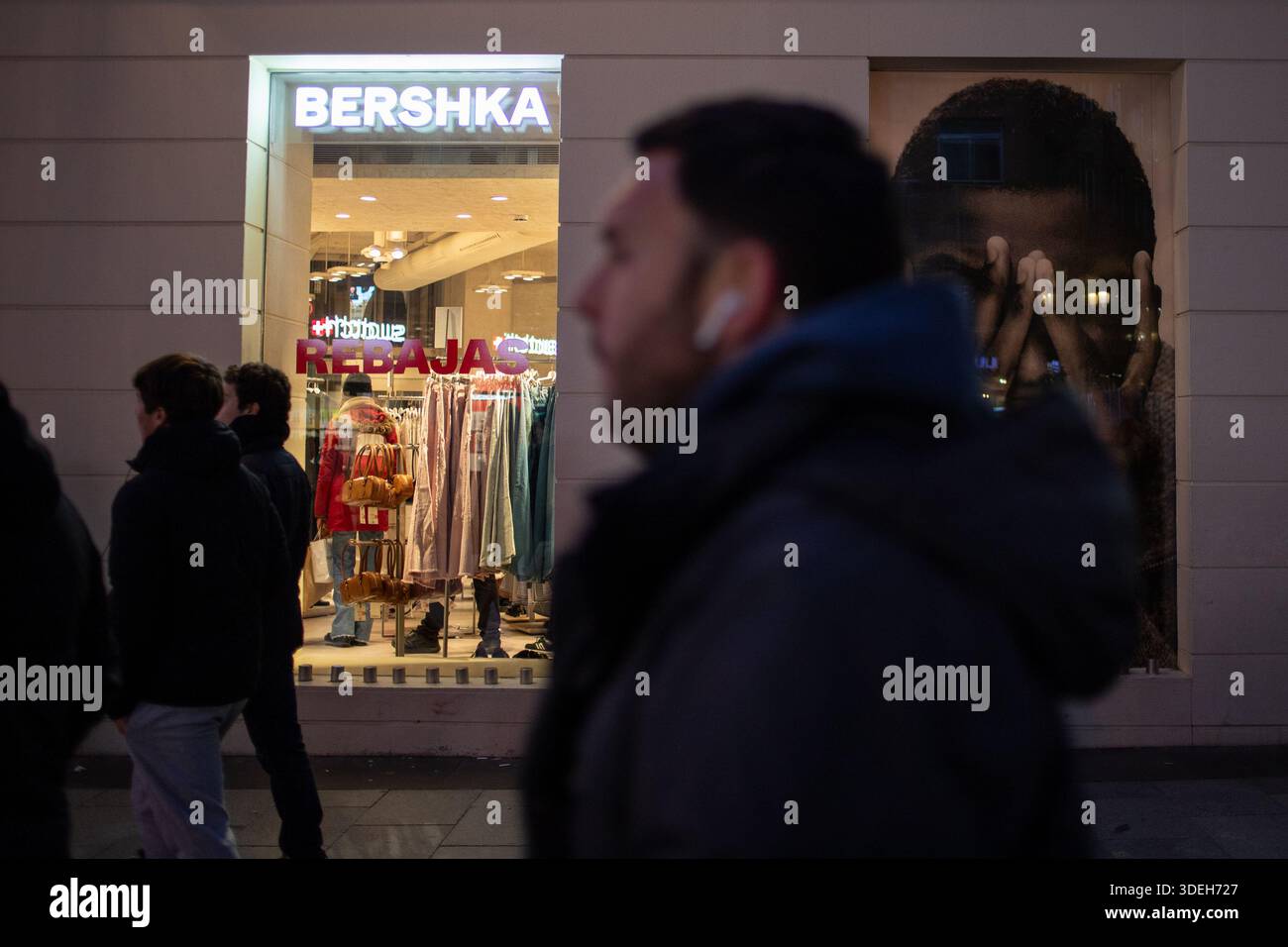 Madrid, Spagna. 7 gennaio 2026. Questo 7 gennaio, una volta terminate le vacanze natalizie a Madrid, iniziano i saldi invernali sia nei negozi grandi che piccoli. Crediti: D. Canales Carvajal/Alamy Live News Foto Stock