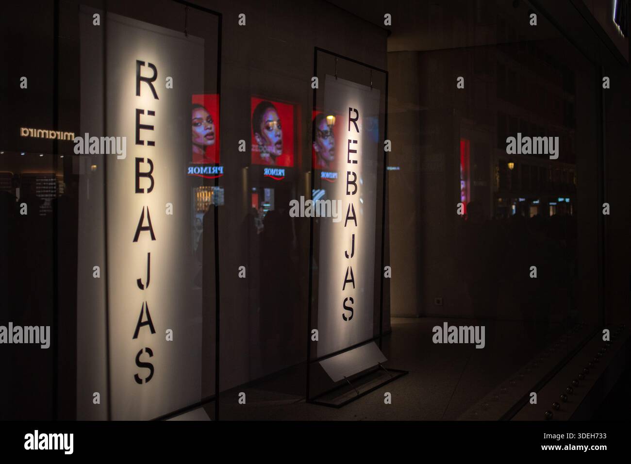 Madrid, Spagna. 7 gennaio 2026. Questo 7 gennaio, una volta terminate le vacanze natalizie a Madrid, iniziano i saldi invernali sia nei negozi grandi che piccoli. Crediti: D. Canales Carvajal/Alamy Live News Foto Stock