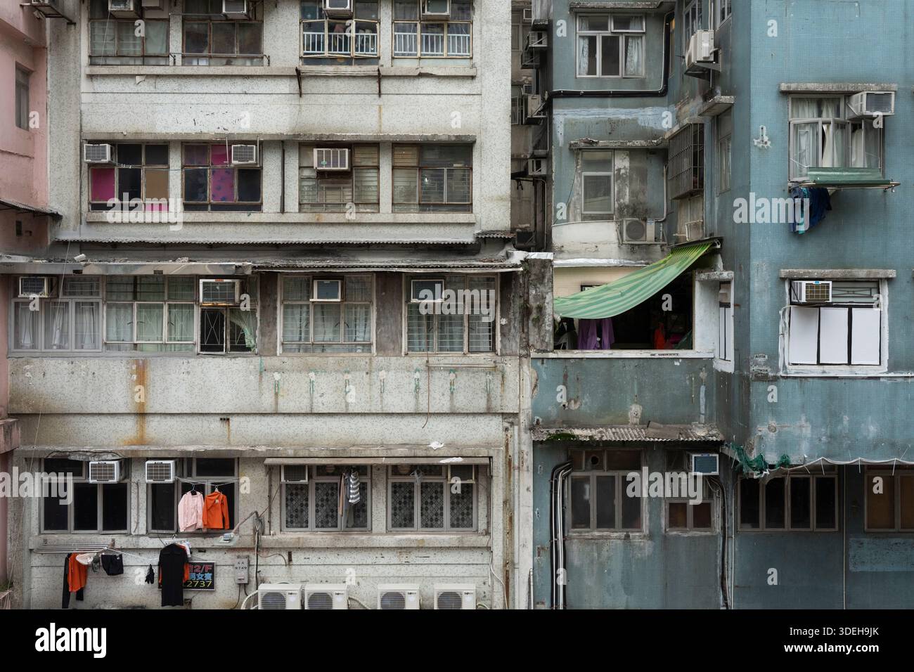 Edifici residenziali di Hong Kong, che mostrano la vita quotidiana con lavanderia che si stende ad asciugare. Foto Stock