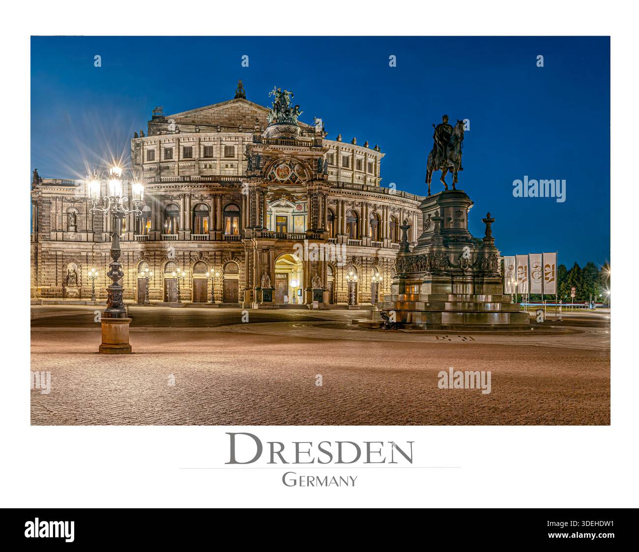 Poster di viaggio del Semperoper Dresda di notte, Sassonia, Germania, con il monumento equestre di re Giovanni in primo piano Foto Stock