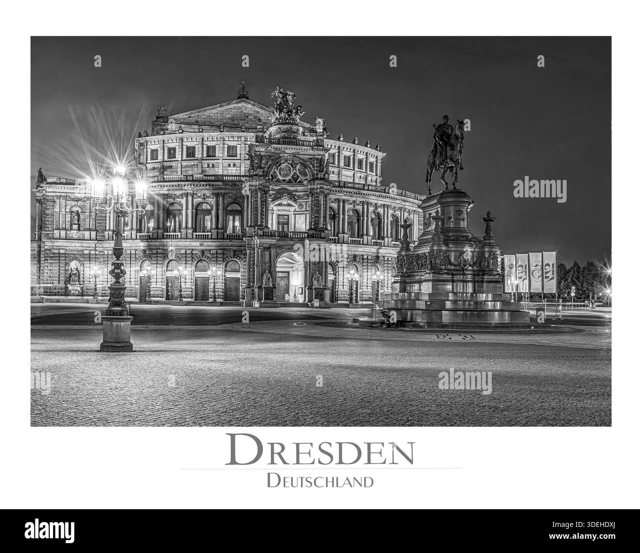 Poster di viaggio del Semperoper Dresda di notte, Sassonia, Germania in bianco e nero Foto Stock