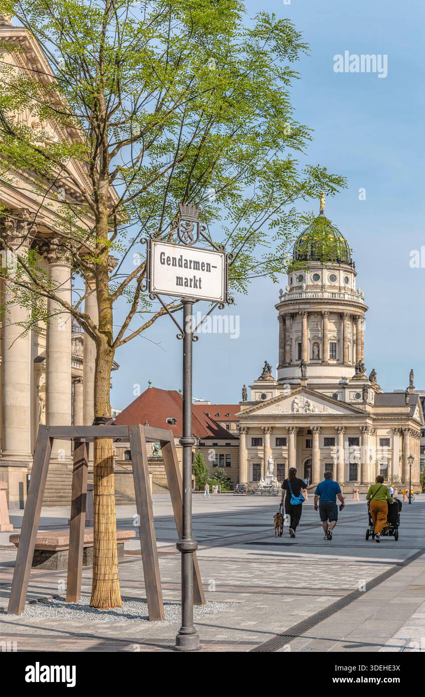 Cartello stradale Gendarmenmarkt di fronte alla cattedrale tedesca di Berlino, Germania Foto Stock