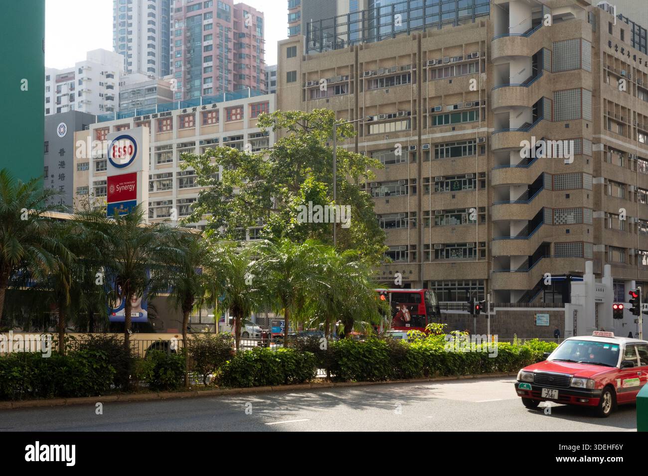 Un taxi rosso passa accanto alla stazione esso di Hong Kong. Foto Stock