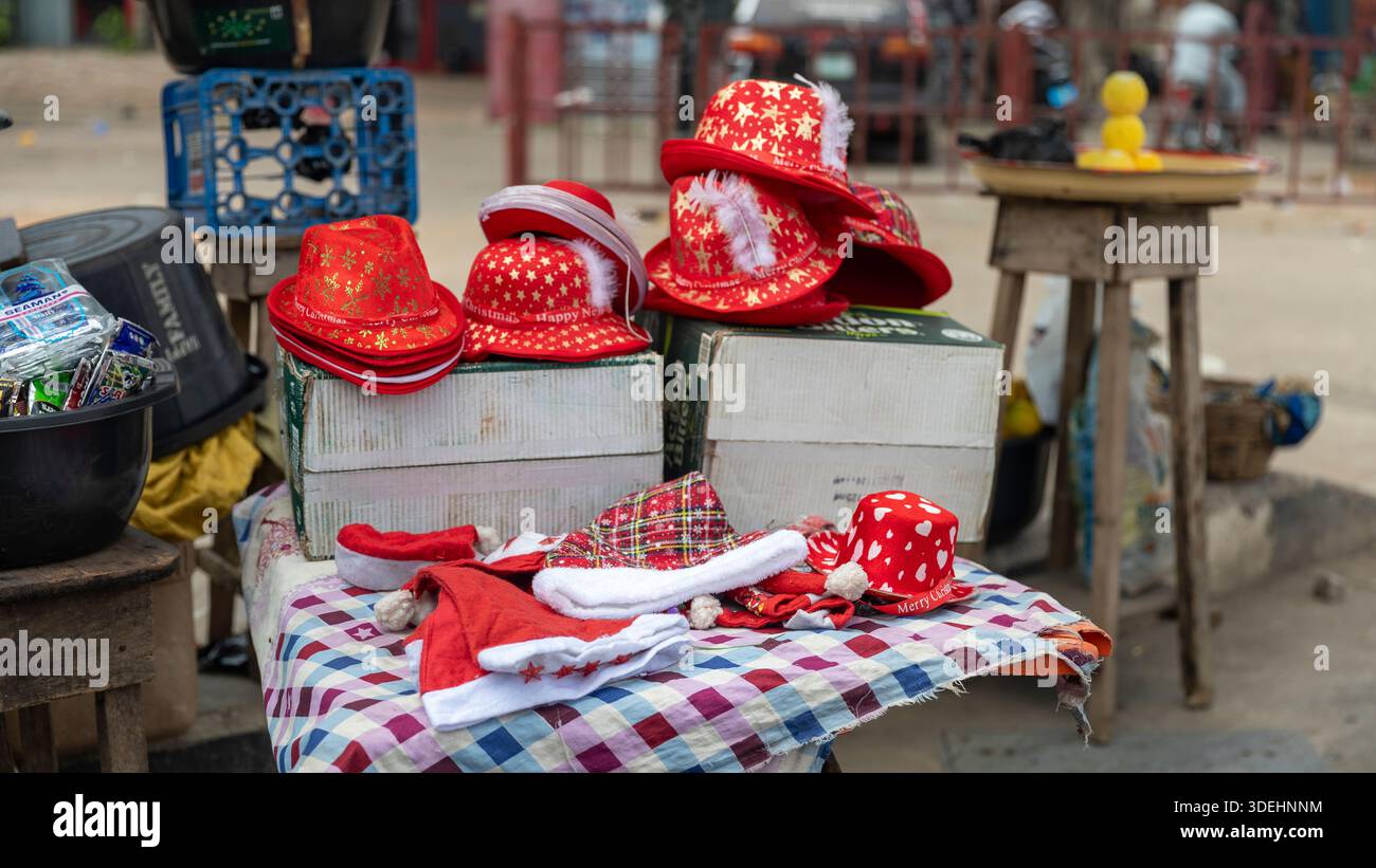 Persone che celebrano il Natale natalizio in un affollato mercato di strada a Lagos, Stato di Lagos, Nigeria. Acquirenti, venditori e pedoni si riuniscono. Foto Stock