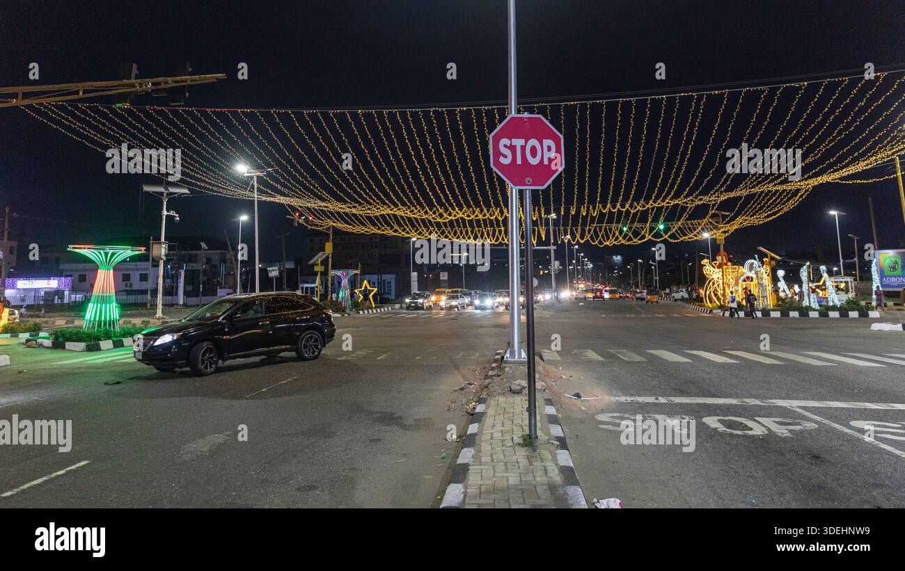 Persone che celebrano il Natale natalizio in un affollato mercato di strada a Lagos, Stato di Lagos, Nigeria. Acquirenti, venditori e pedoni si riuniscono. Foto Stock