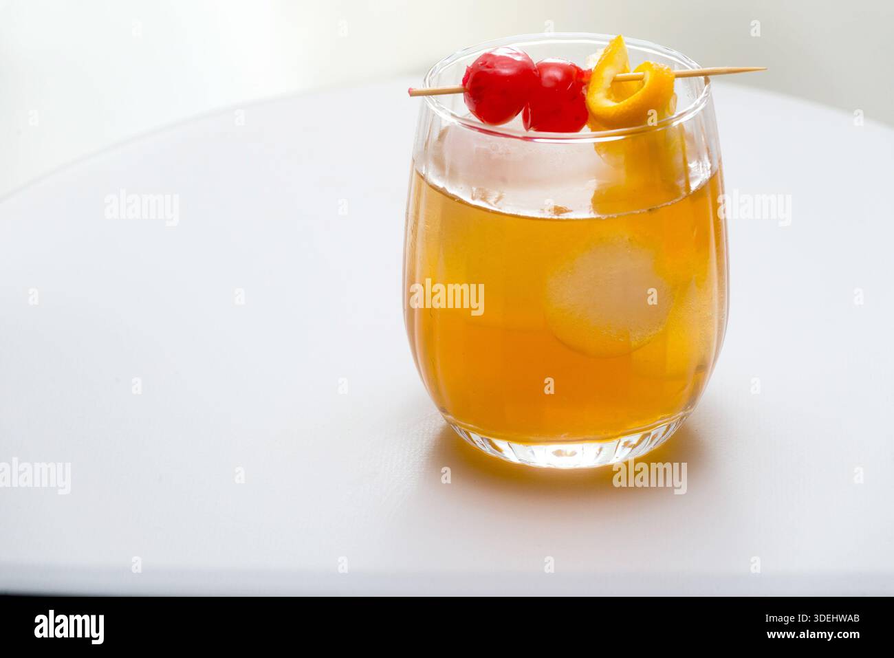 Vecchio stile, il classico cocktail della storia chiamato indimenticabile con il bourbon Kentuckian. Foto Stock