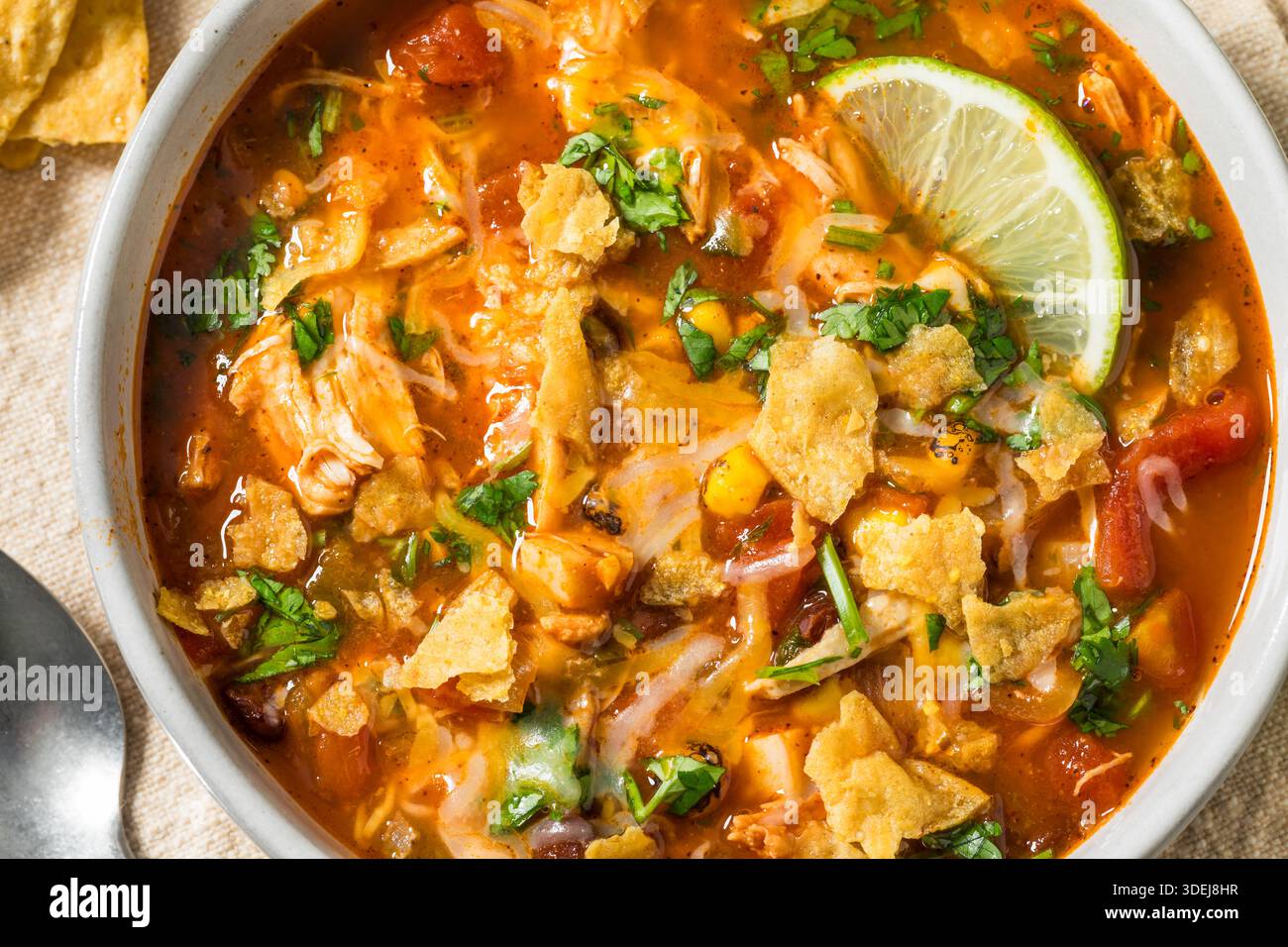 Saporita zuppa di tortilla di pollo fatta in casa con fagioli e mais Foto Stock