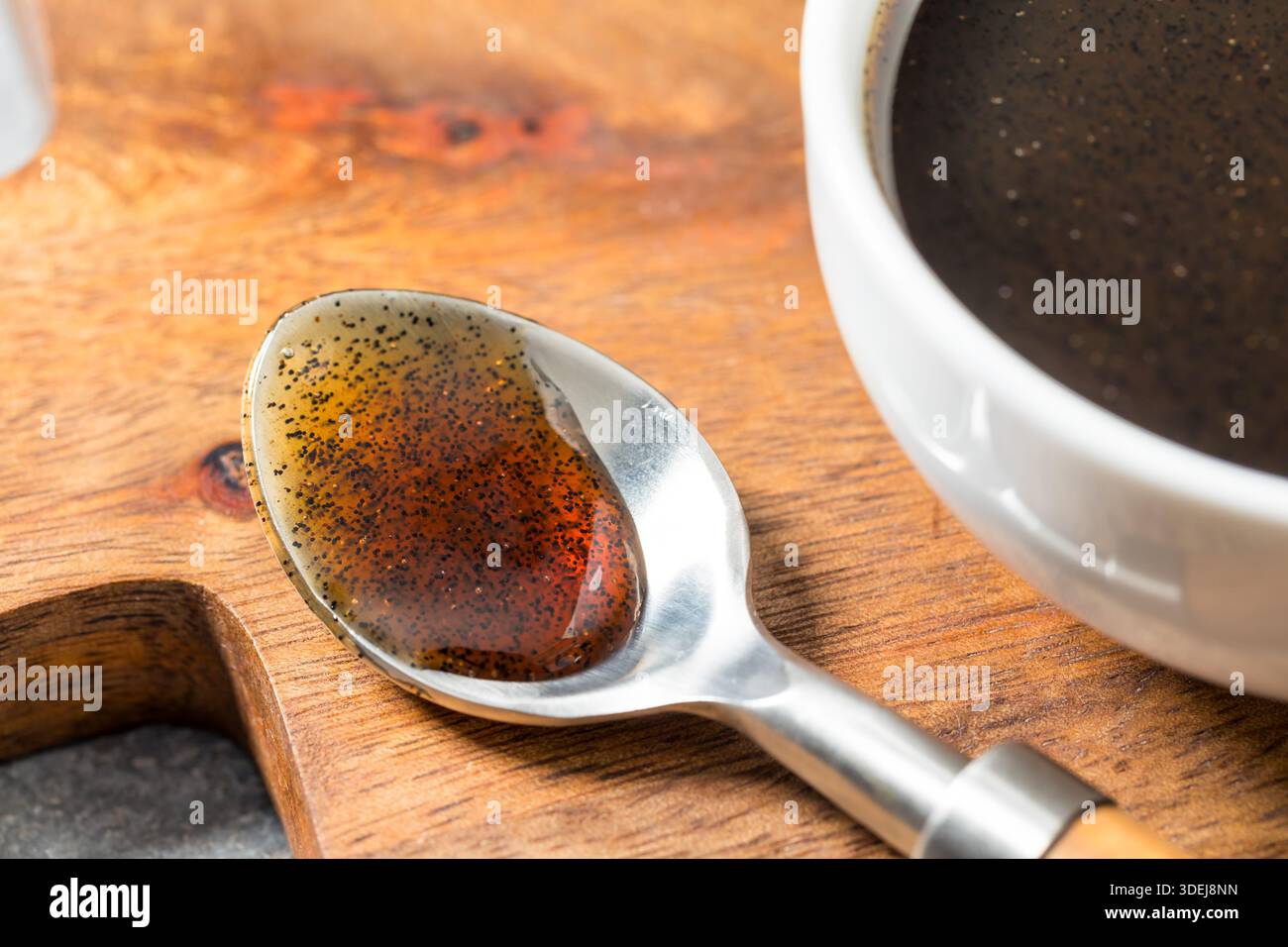 Estratto di pasta di fagioli alla vaniglia biologica dolce in una ciotola Foto Stock