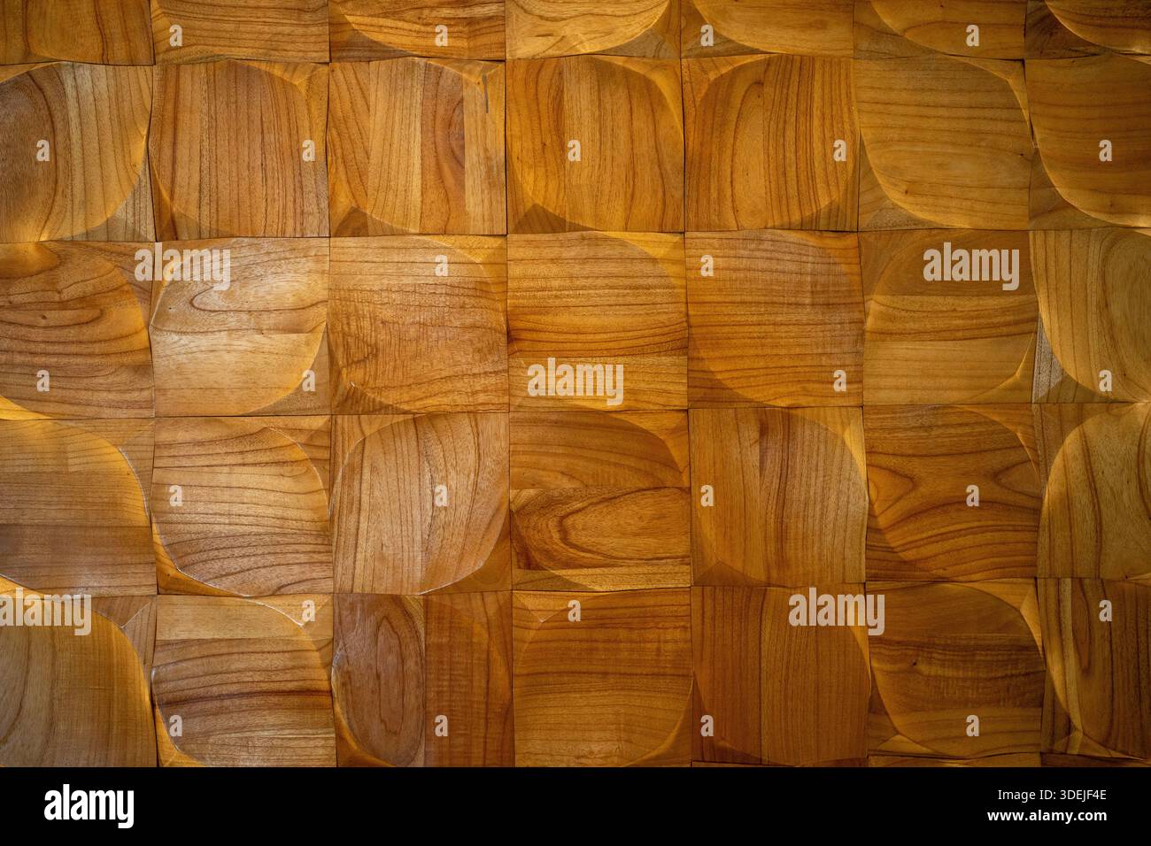 Un elegante design degli interni caratterizzato da pannelli in legno di teak di lusso con intagli circolari concavi 3D. Foto Stock