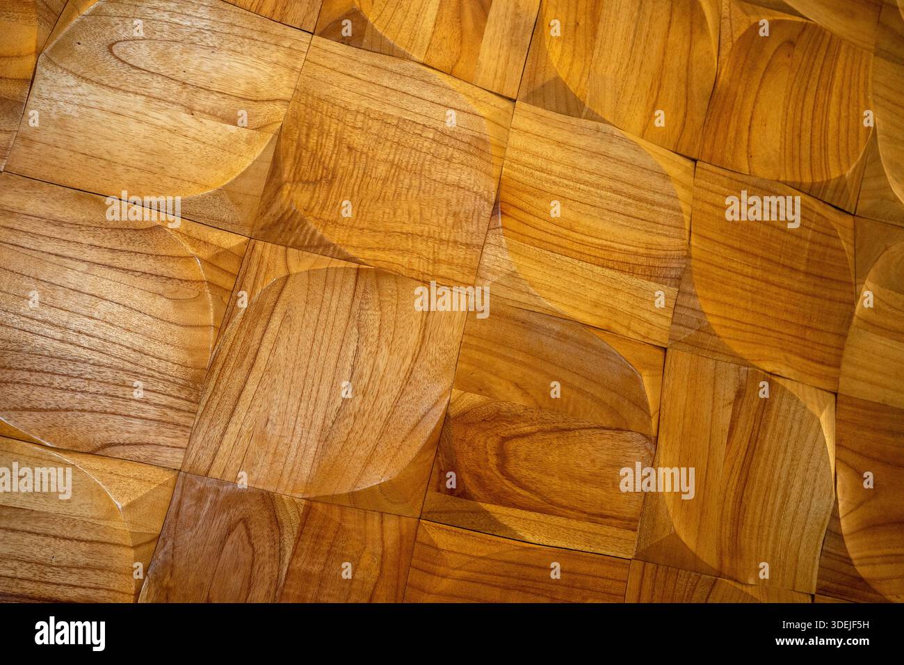 Un elegante design degli interni caratterizzato da pannelli in legno di teak di lusso con intagli circolari concavi 3D. Foto Stock