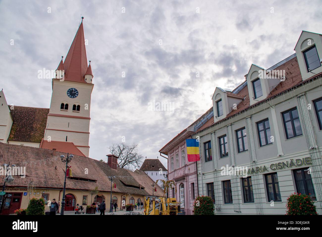 Cisnadie (Heltau-Nagydisznód) è una città della contea di Sibiu, situata a soli 10 chilometri a sud di Sibiu, ai piedi dei Monti Cindrel. Foto Stock