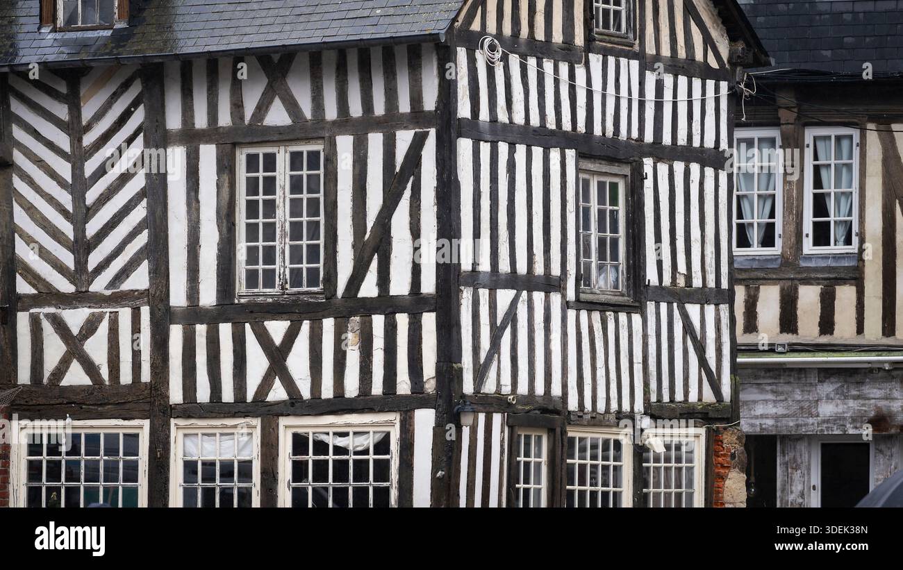 Tradizionali case in legno con facciate in legno bianco e nero nella storica città di Honfleur, Normandia, Francia. Foto Stock