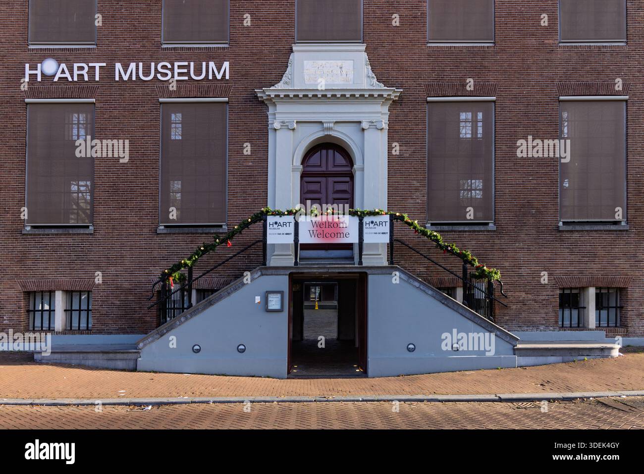 Ingresso al Museo H'ART di Amsterdam con decorazioni festose e uno striscione di benvenuto sulla storica facciata in mattoni. Amsterdam Paesi Bassi, 28 dece Foto Stock