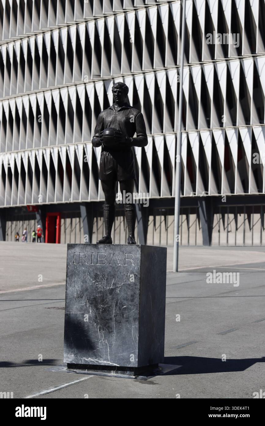 Statua e stadio di calcio a Bilbao, Spagna Foto Stock