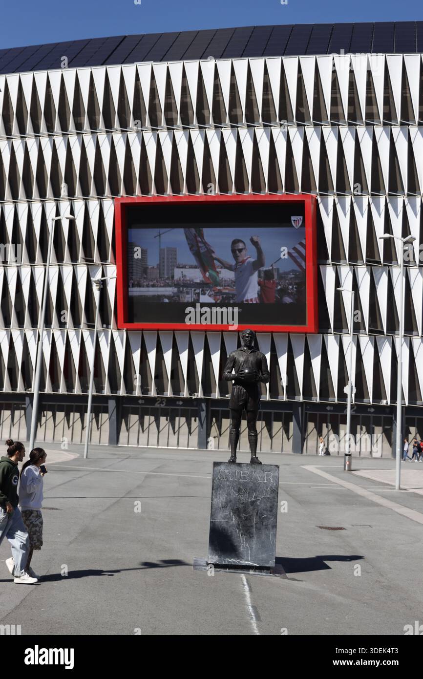 Statua e stadio di calcio a Bilbao, Spagna Foto Stock