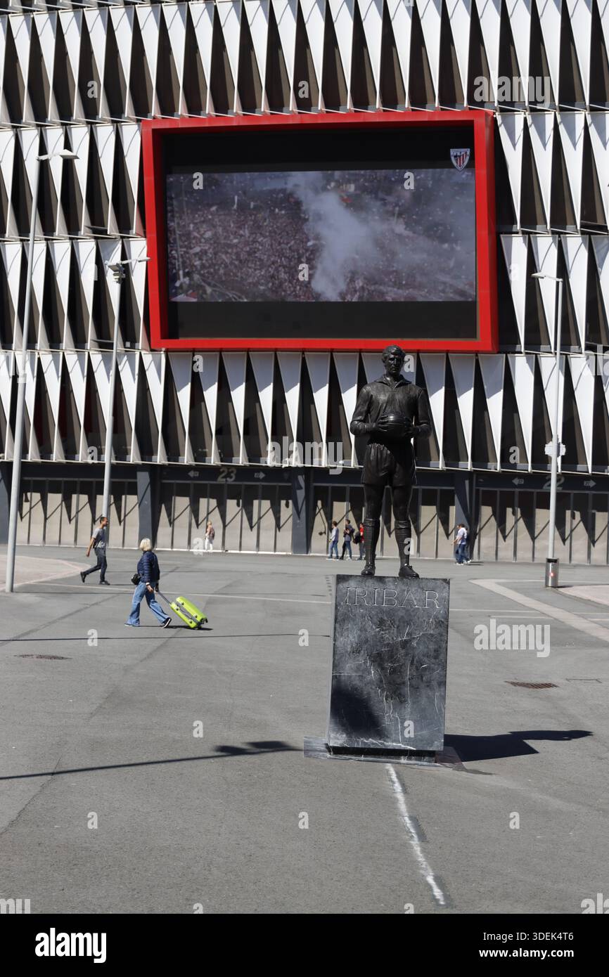 Statua e stadio di calcio a Bilbao, Spagna Foto Stock