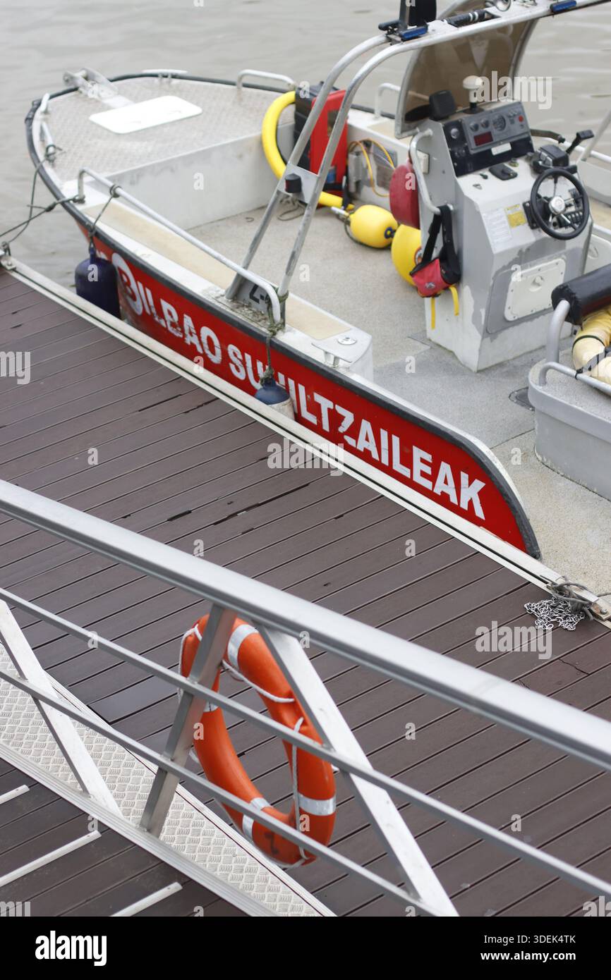 Barca di emergenza al molo Foto Stock