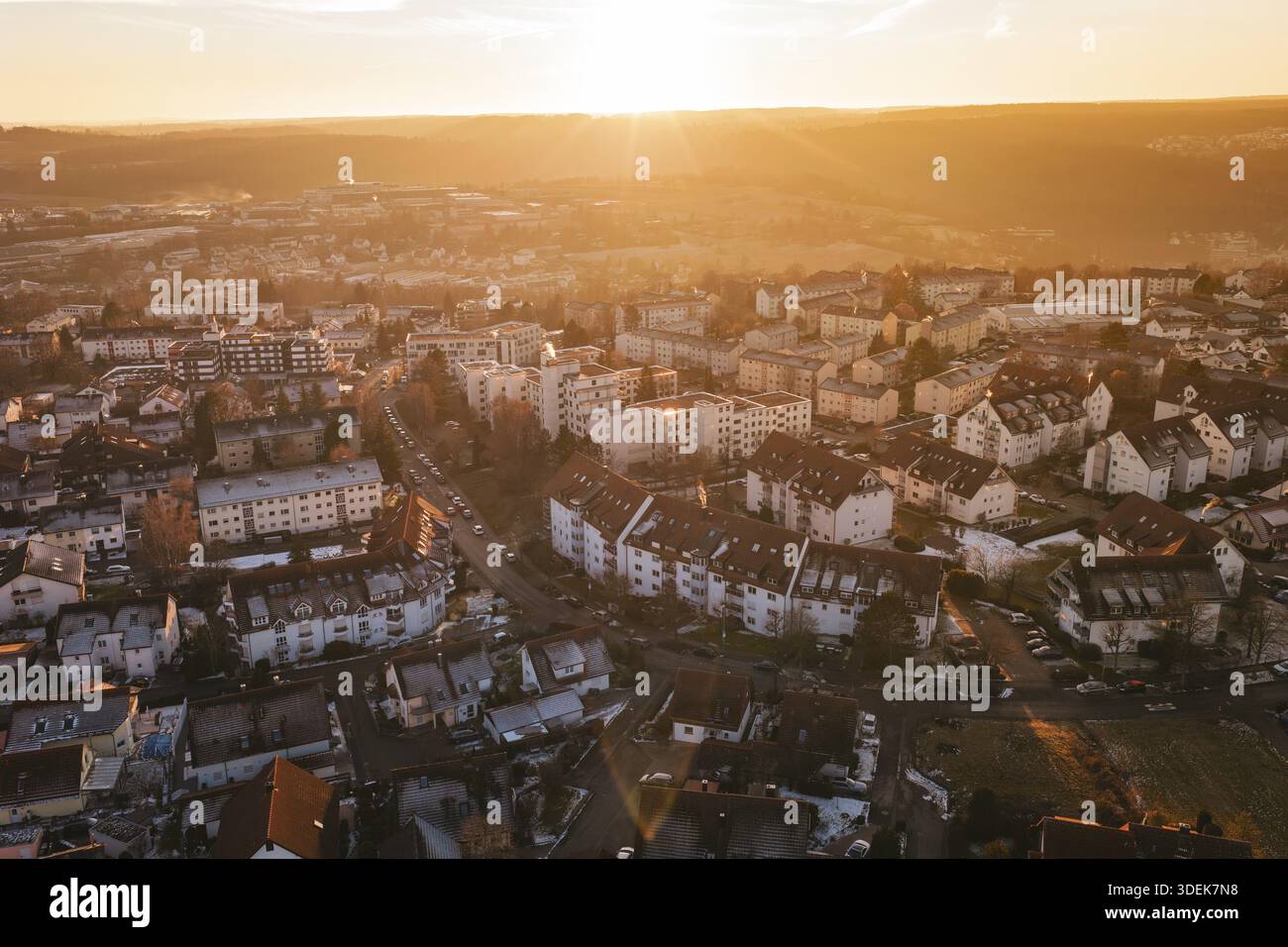 Vista di una città sotto la luce soffusa del tramonto, con un'atmosfera tranquilla, Calw, Foresta Nera, Germania Foto Stock