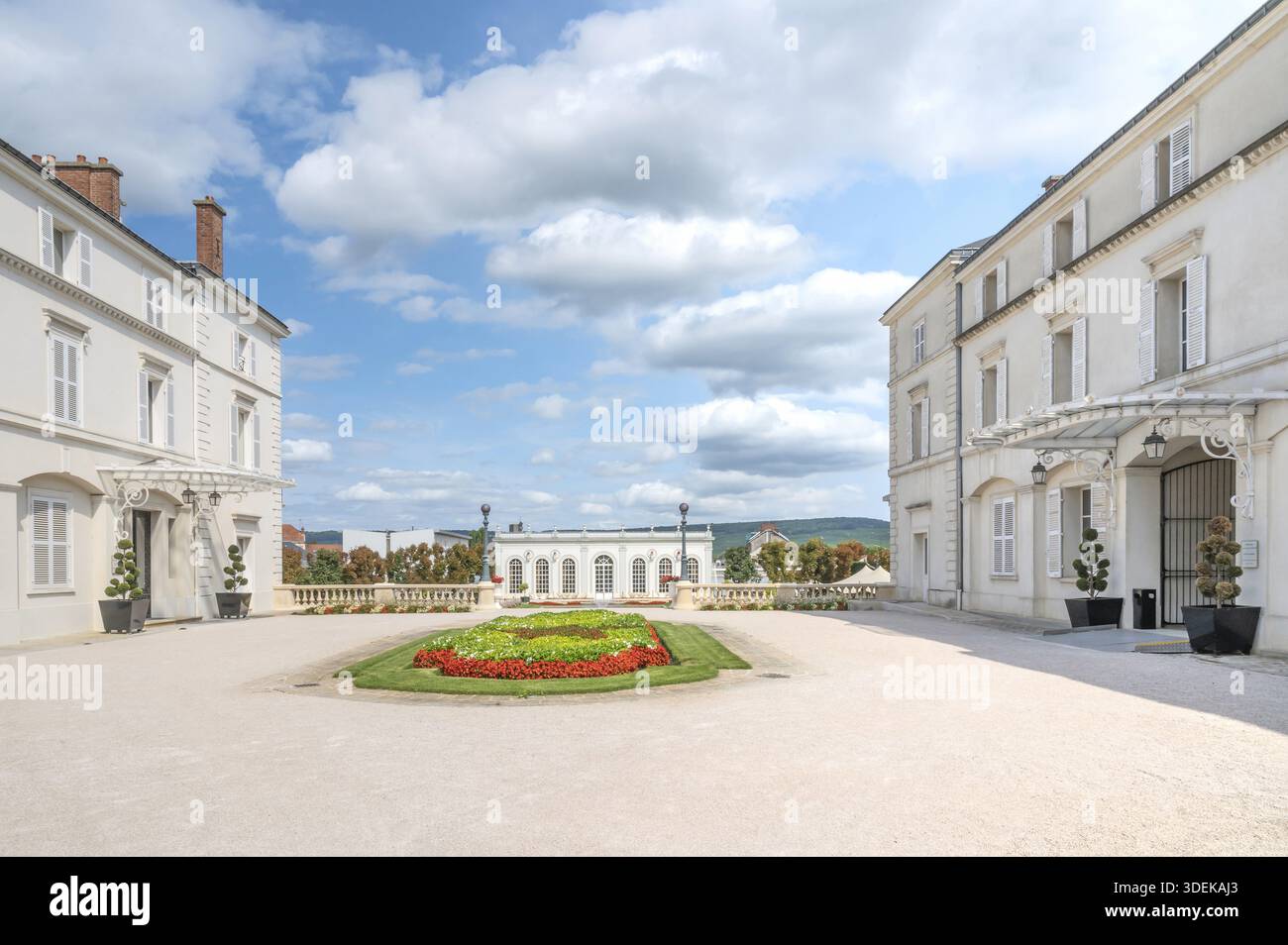 La magnifica architettura della residenza classica le Trianon by Moet & Chandon, con il suo cortile simmetrico e giardini ben tenuti, si trova in posizione Foto Stock